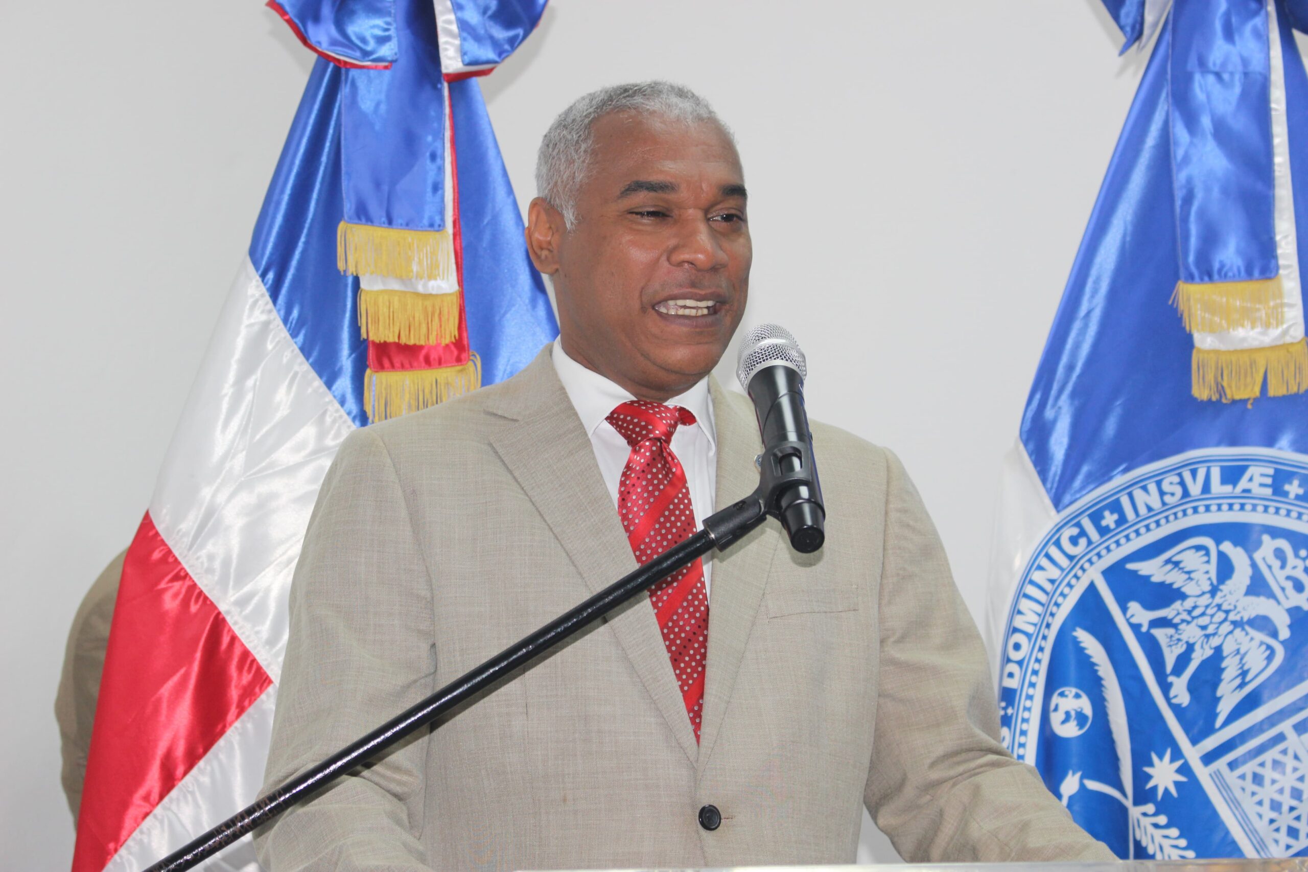 El decano de la Facultad de Humanidades de la Universidad Autónoma de Santo Domingo (UASD), Gerardo Roa Ogando, exhortó a la población a leer cuidadosamente el Proyecto de Ley Orgánica de Libertad de Expresión y Medios Audiovisuales que reposa en el Congreso Nacional, de manera que se pueda identificar cualquier vicio escapado que represente violación a derechos y deberes democráticos de ciudadanos y profesionales de la comunicación que se expresan a través de las plataformas digitales, redes sociales y otros medios convencionales masivos.