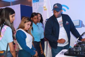 Los Centros Tecnológicos Comunitarios (CTC) tuvieron una participación destacada en el primer Congreso Internacional Indotel 4.0, celebrado esta semana, donde su stand fue uno de los más visitados por los más de 1,700 estudiantes, jóvenes innovadores y profesionales que acudieron al evento.