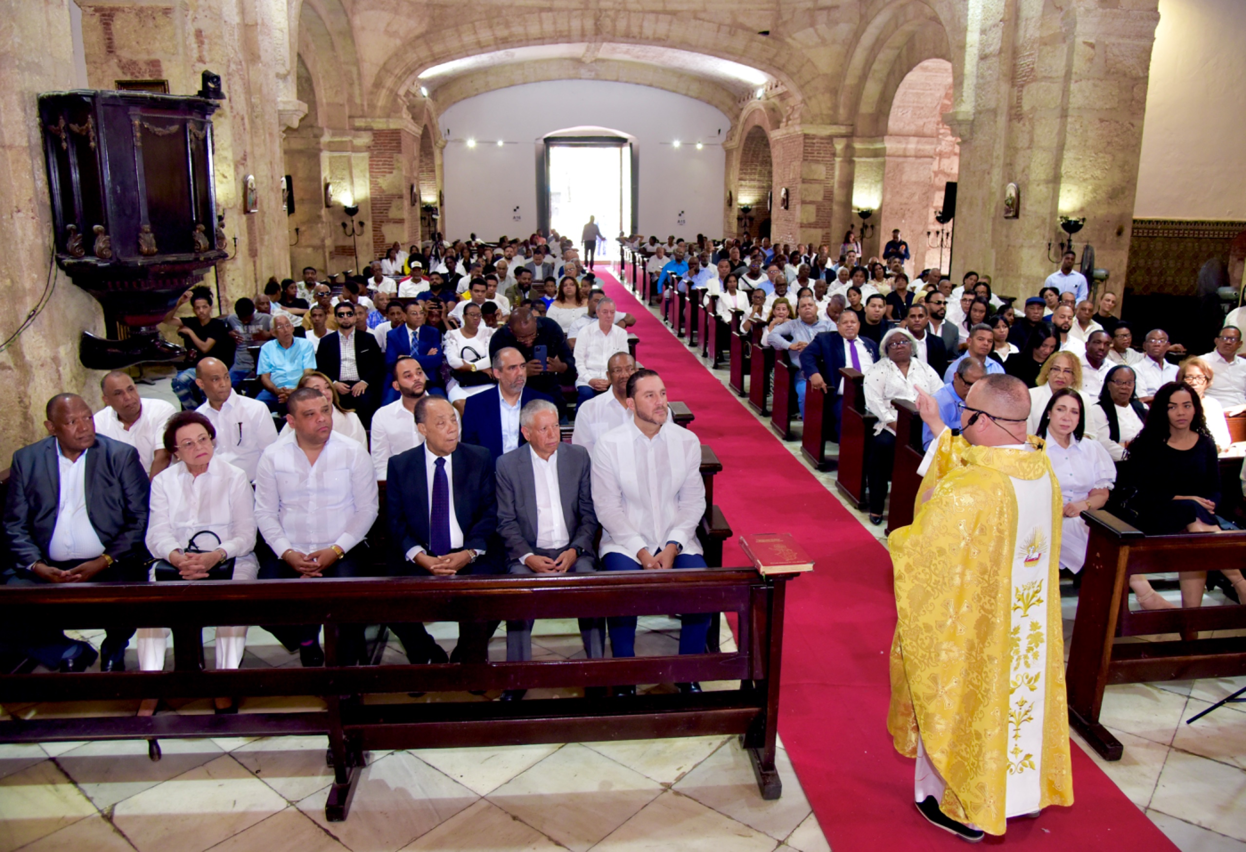 La eucaristía estuvo encabezada por Héctor Guzmán, vicepresidente del PRD, y oficiada por el párroco Frankely Rodríguez
