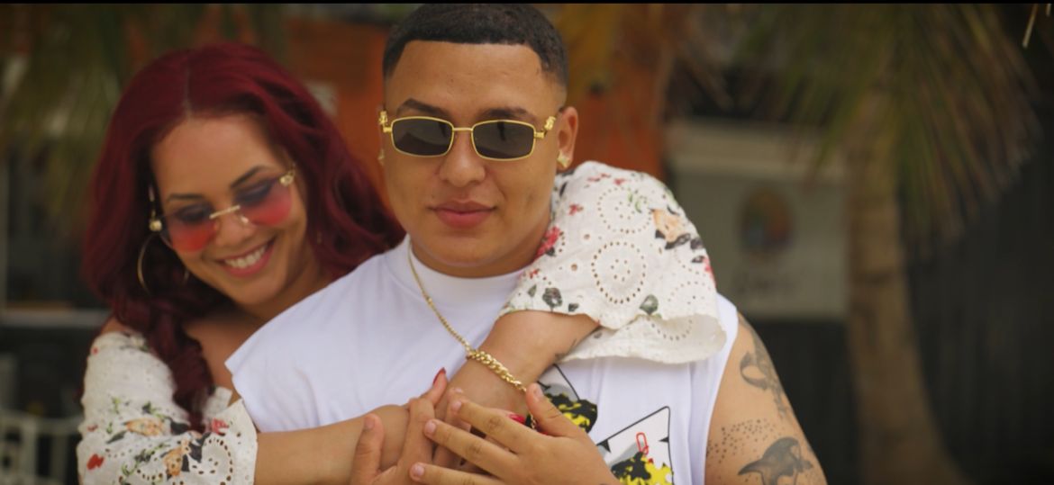 Jayden El Antidema acompaña a Frikitona en Suavecito
