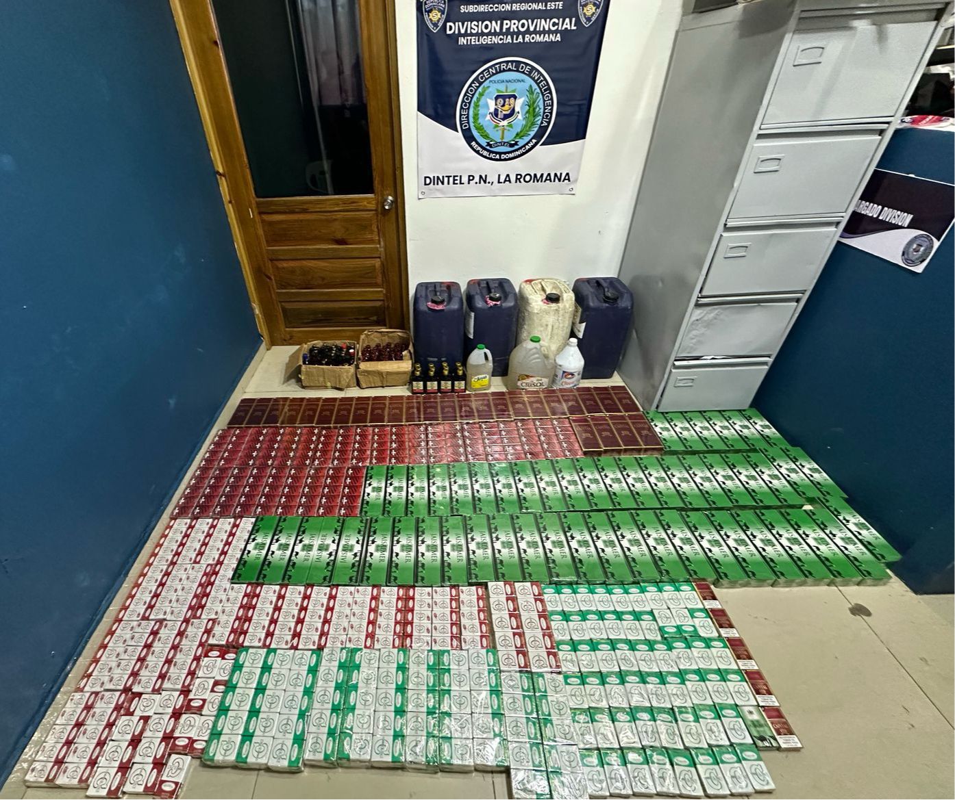 Cigarrillos de contrabando y galones de alcohol adulterado decomisados en La Romana