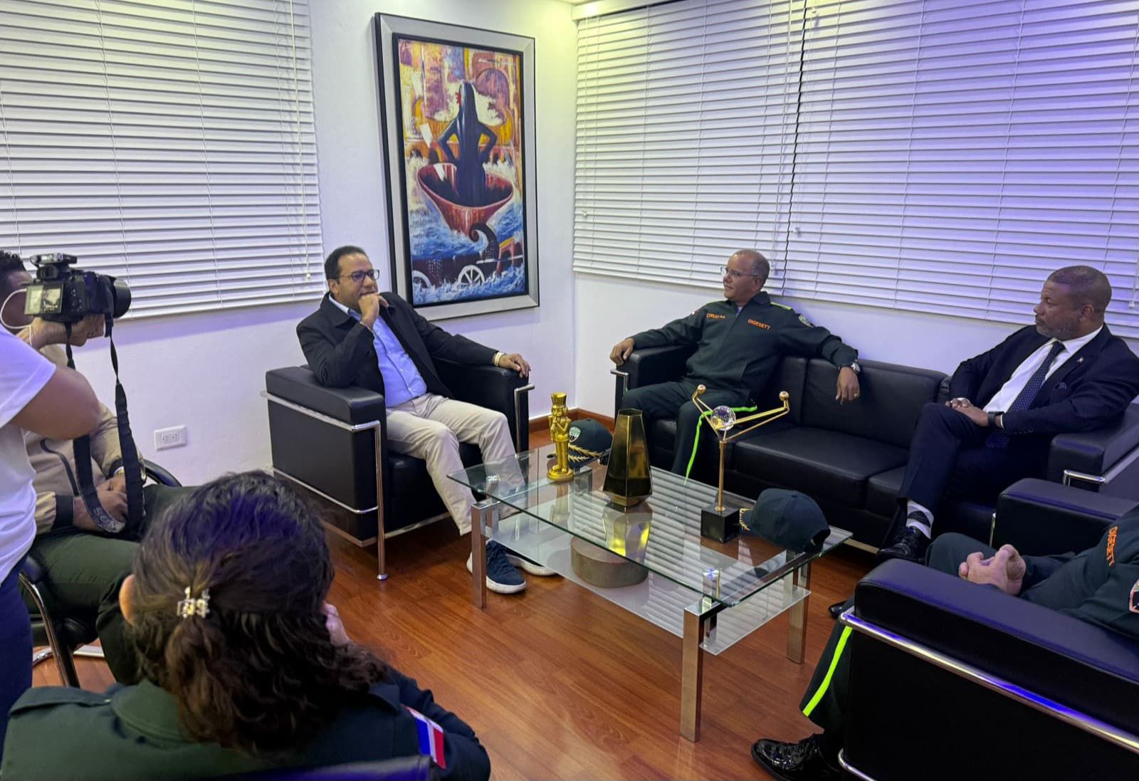 Salvador Holguín recibe en su despacho al director de la DIGESETT