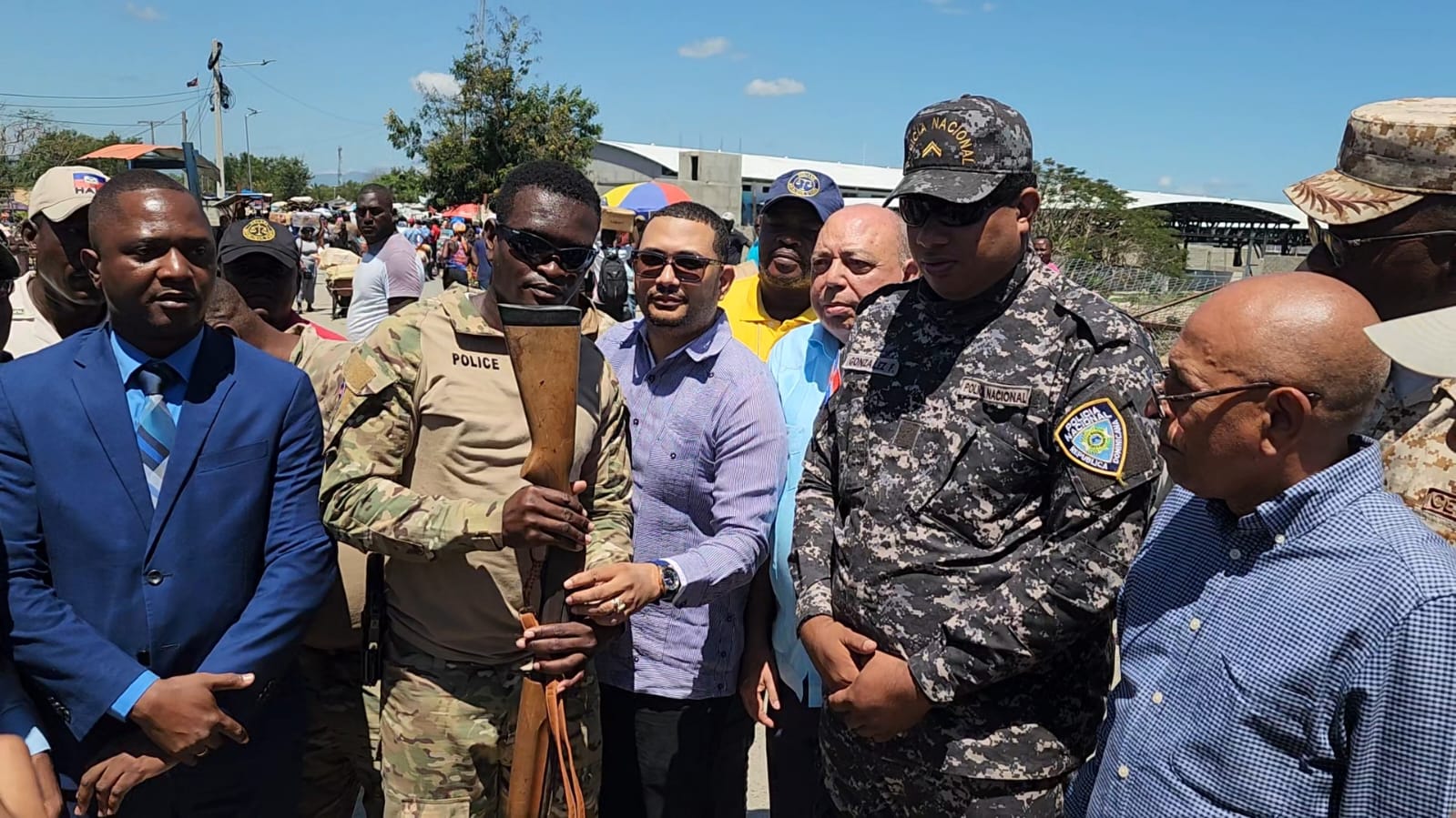 Autoridades haitianas devuelven escopeta robada en territorio Dominicano