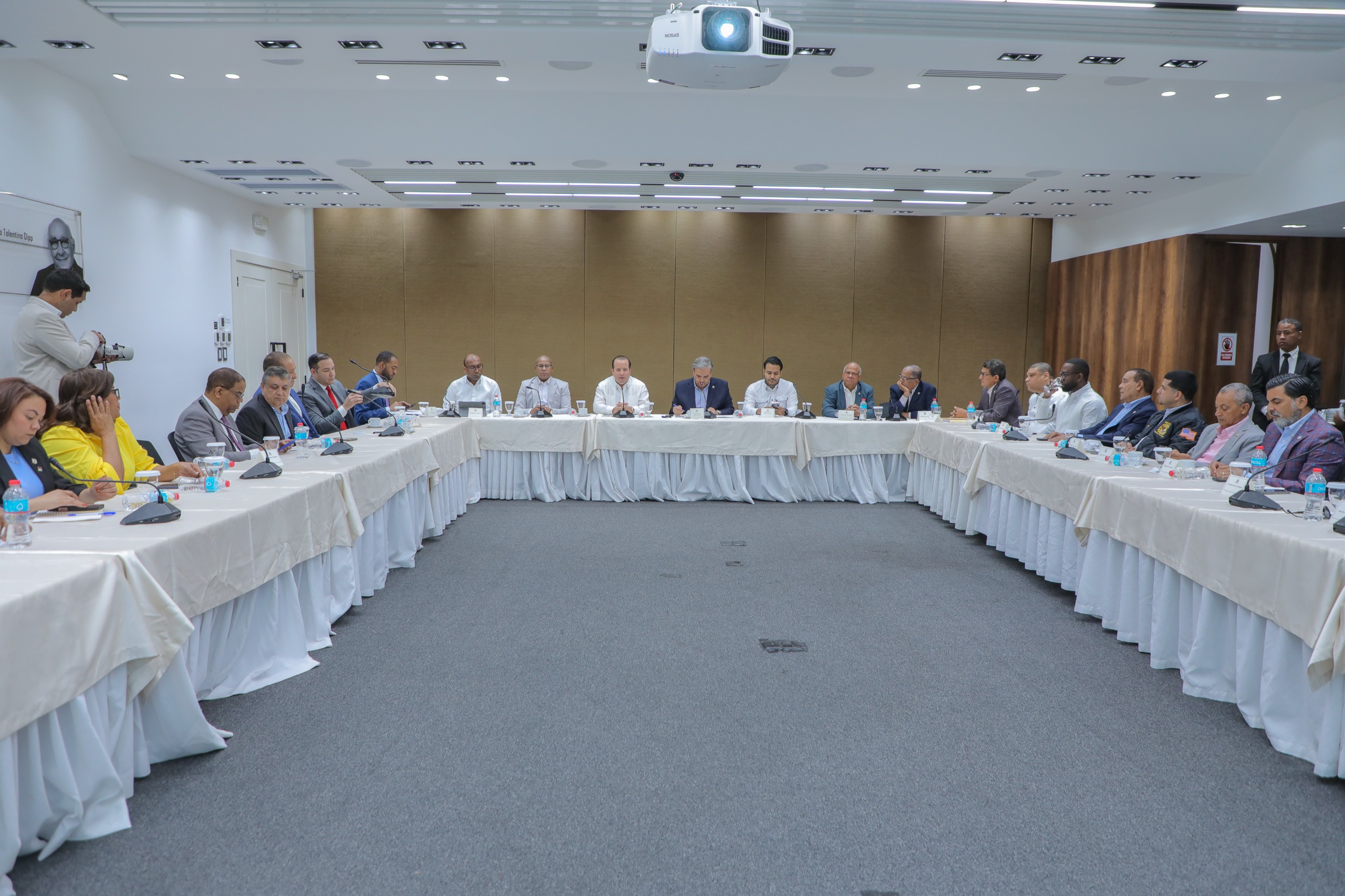 La Comisión Especial de la Cámara de Diputados designada para el estudio del proyecto de ley para la postulación de candidaturas independientes, recibió este lunes a representantes de los tres principales partidos políticos para conocer sus opiniones sobre la iniciativa legislativa.