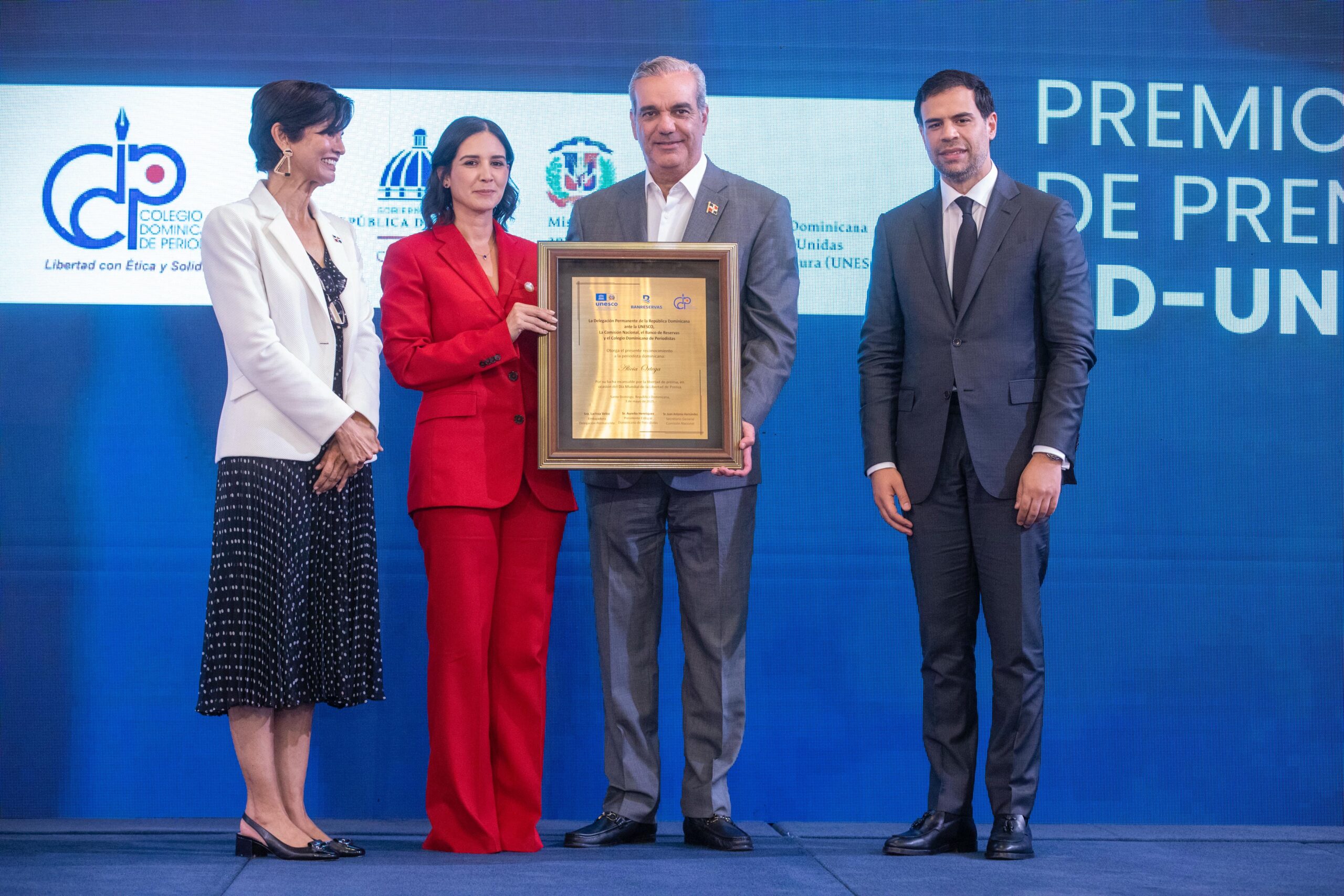 Este lunes fue otorgado a Alicia Ortega, el premio a la Libertad de Prensa-Periodista RD-Unesco, en un acto en el marco de LA Semanal. El mandatario Luis Abinader encabezó la entrega.