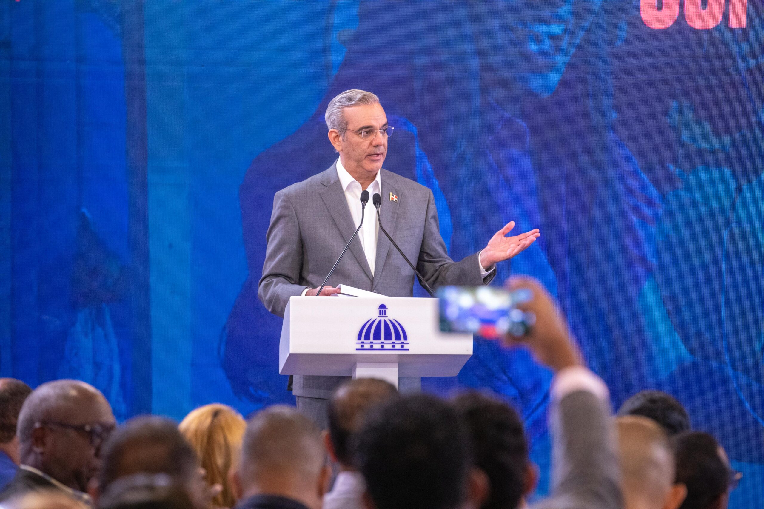 El presidente Luis Abinader afirmó que el proyecto de Ley de Libertad de Expresión y Medios Audiovisuales no es una iniciativa del Gobierno, sino una propuesta consensuada entre diversos sectores de la sociedad.