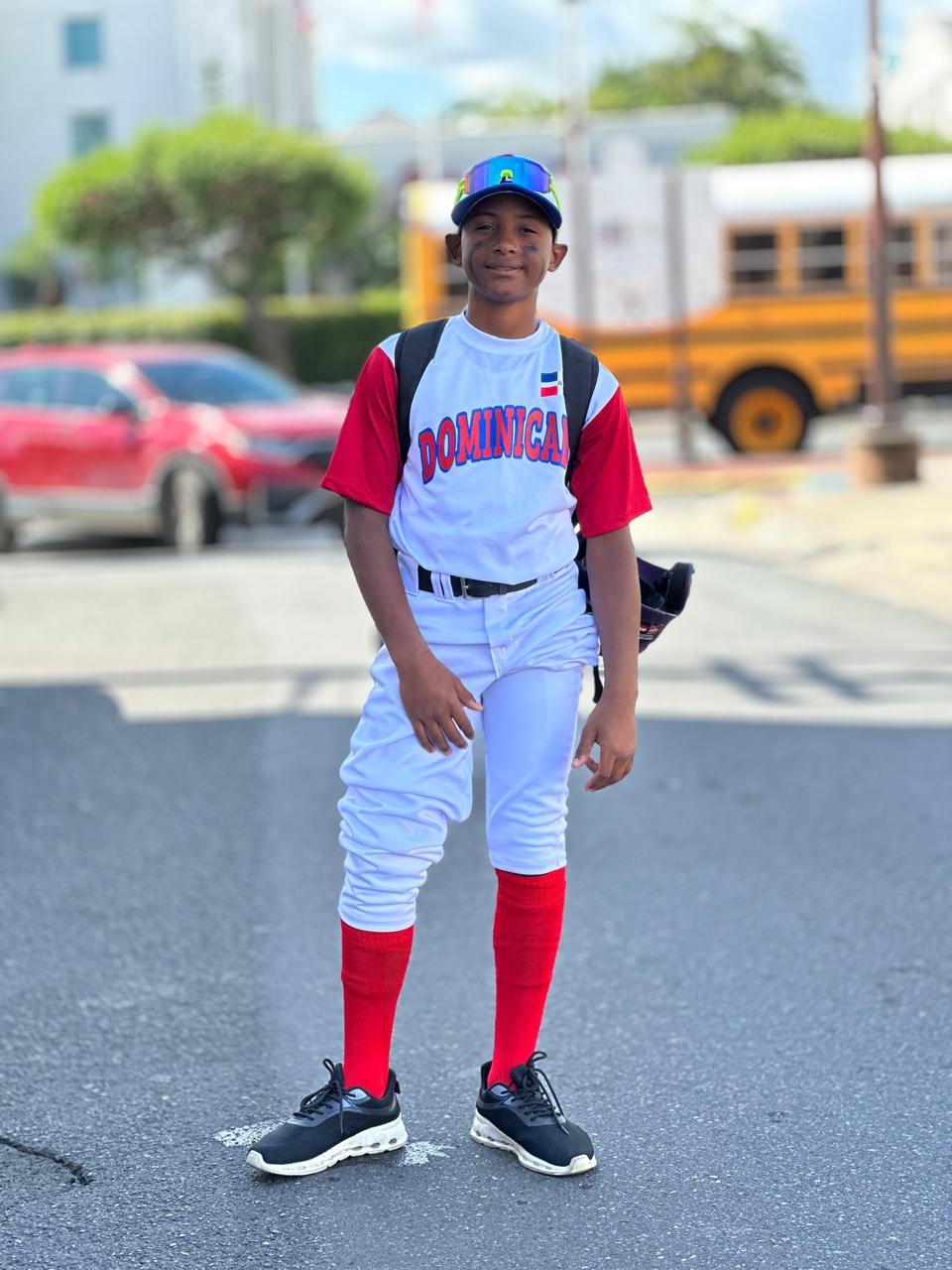 Con apenas 11 años de edad, Lewis Nadhiel Gómez Tolentino, conocido en los terrenos de juego como Lewis Gómez Jr., ya está dejando huellas imborrables en el béisbol infantil, tanto a nivel nacional como internacional. Hijo del comunicador y apasionado del deporte Lewis Gómez, este joven talento ha demostrado que la pasión y el talento pueden heredarse, pero que el trabajo duro es lo que marca la diferencia.