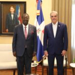 El presidente Luis Abinader recibió este martes en el Palacio Nacional una visita de cortesía de Musalia Mudavadi, canciller y primer secretario del gabinete de la República de Kenia.