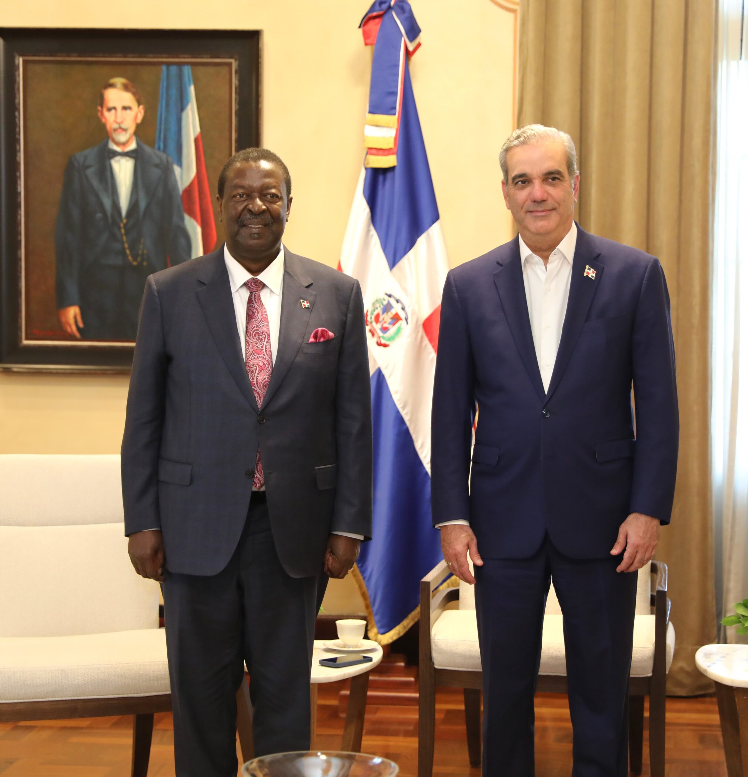 El presidente Luis Abinader recibió este martes en el Palacio Nacional una visita de cortesía de Musalia Mudavadi, canciller y primer secretario del gabinete de la República de Kenia.