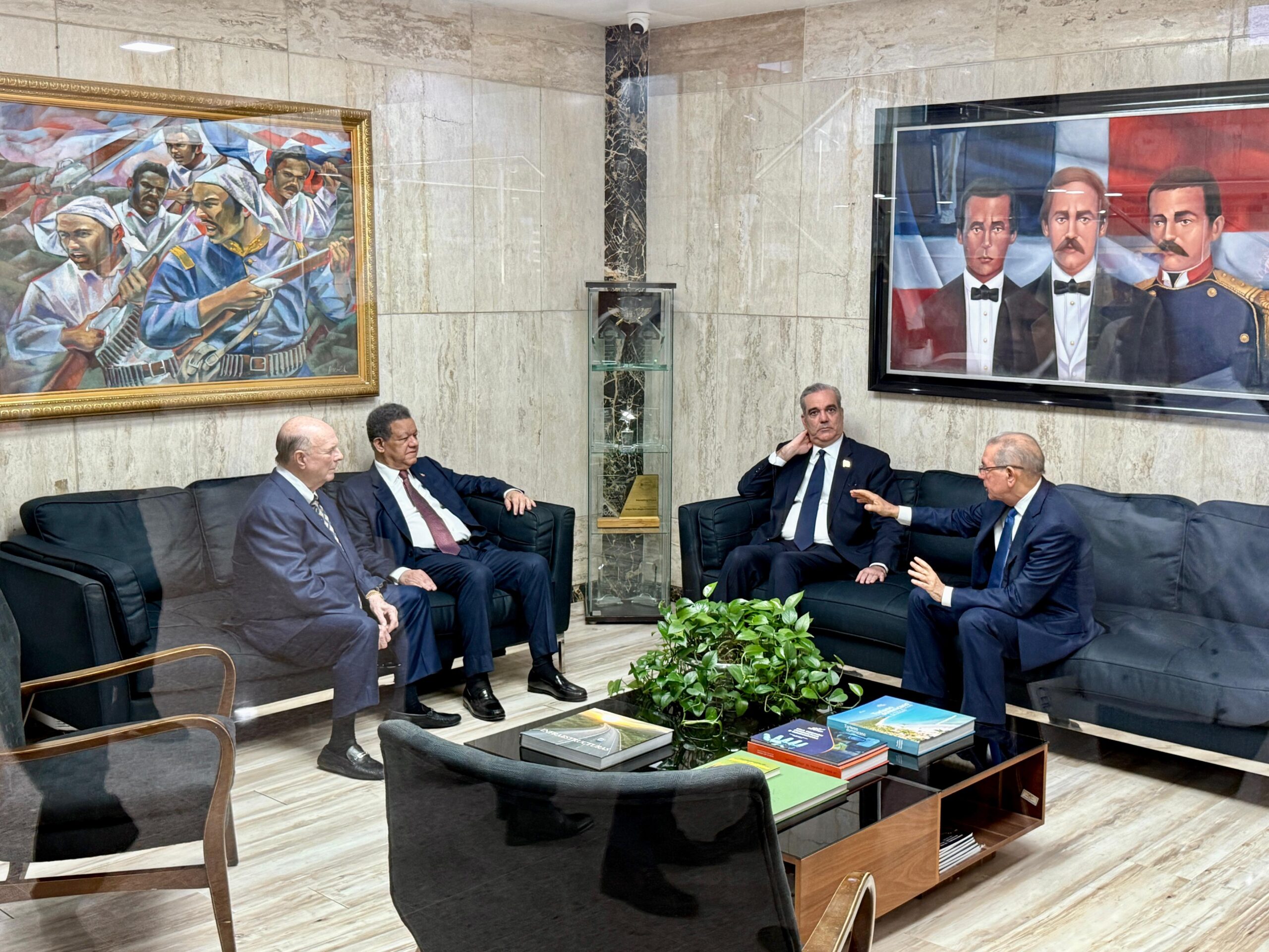 Puntual se dio inicio a la reunión que encabeza el presidente Luis Abinader con los exmandatarios Hipólito Mejía, Leonel Fernández y Danilo Medina en el Ministerio de Defensa, donde el jefe de Estado informará sobre del impacto de la crisis haitiana en la seguridad y la migración. Desde las 4:00 de la tarde dialogan sobre el tema central, la migración haitiana.