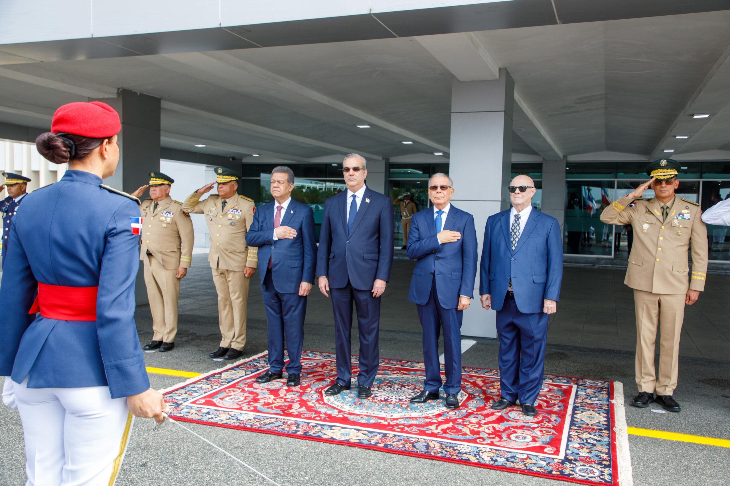 Amplias expectativas en diversos sectores ante la reunión de este jueves, encabezada por el presidente Luis Abinader, junto a los expresidentes Danilo Medina, Hipólito Mejía y Leonel Fernández, con el Consejo Económico y Social (CES). El objetivo de este encuentro es analizar la situación en Haití.