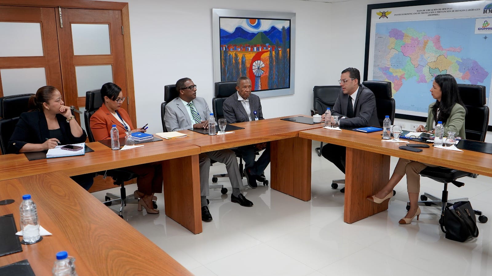 El director del Instituto Dominicano de Prevención y Protección de Riesgos Laborales(doppril), Agustín Burgos, reafirmó ante la Asociación de Comerciantes e Industriales (ACIS) el compromiso de la institución con el fomento de la seguridad en los entornos de trabajo.