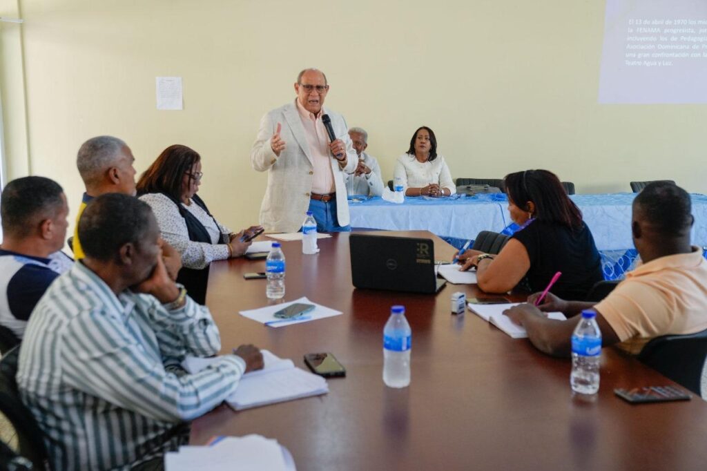 Rafael Santos Badía, director general del InfoteP, presentó una reseña de los inicios de la ADP desde Fenama, Fenatrae, Fedoma, y el nacimiento de la nueva ADP el 6 de abril de 1975.