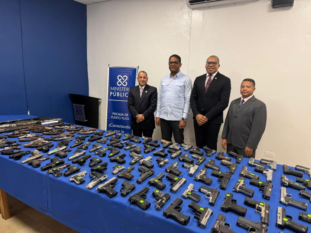 La Fiscalía de Puerto Plata entregó al Ministerio de Interior y Policía (MIP) 132 armas de fuego incautadas en diversos operativos.