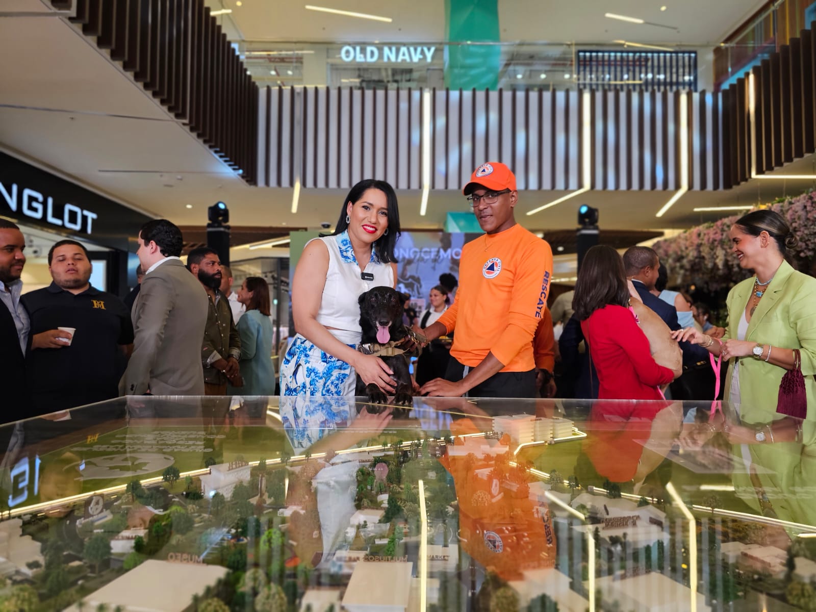Lorenny Solano presenta la maquela de la Ciudad de los Animales