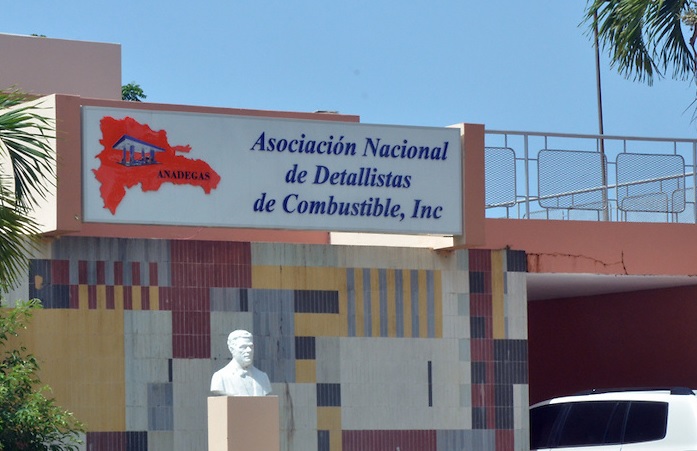 Los precios de la gasolina Premium, gasoil optimo y regular deberán bajar 11 pesos y la gasolina regular tres pesos por galón durante la semana del 10 al 16 de mayo, aseguraron técnicos de la Asociación Nacional de Detallistas de Gasolinas (Anadegas).