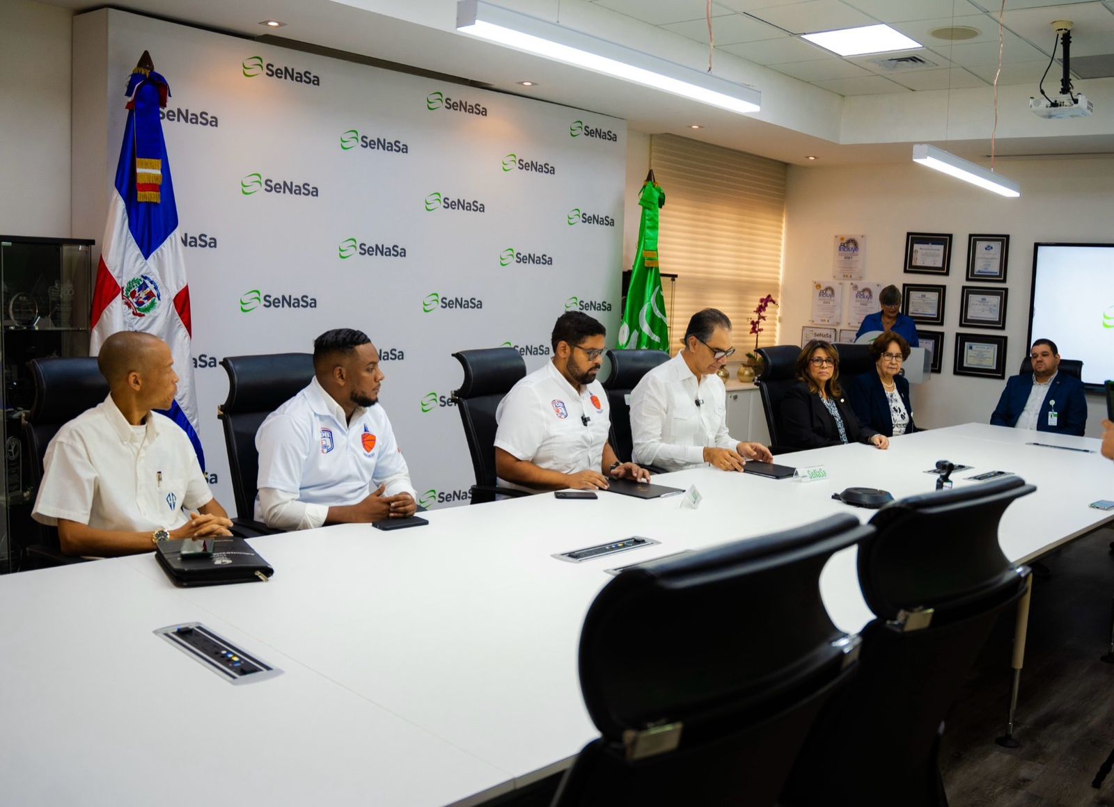 SeNaSa y ABASANCRIS firman acuerdo “Canasto Seguro” para garantizar cobertura de salud a niños, jóvenes y sus familias del baloncesto en San Cristóbal