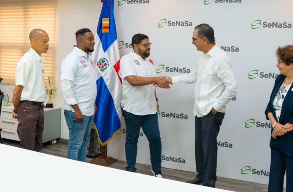 SeNaSa y ABASANCRIS firman acuerdo “Canasto Seguro” para garantizar cobertura de salud a niños, jóvenes y sus familias del baloncesto en San Cristóbal