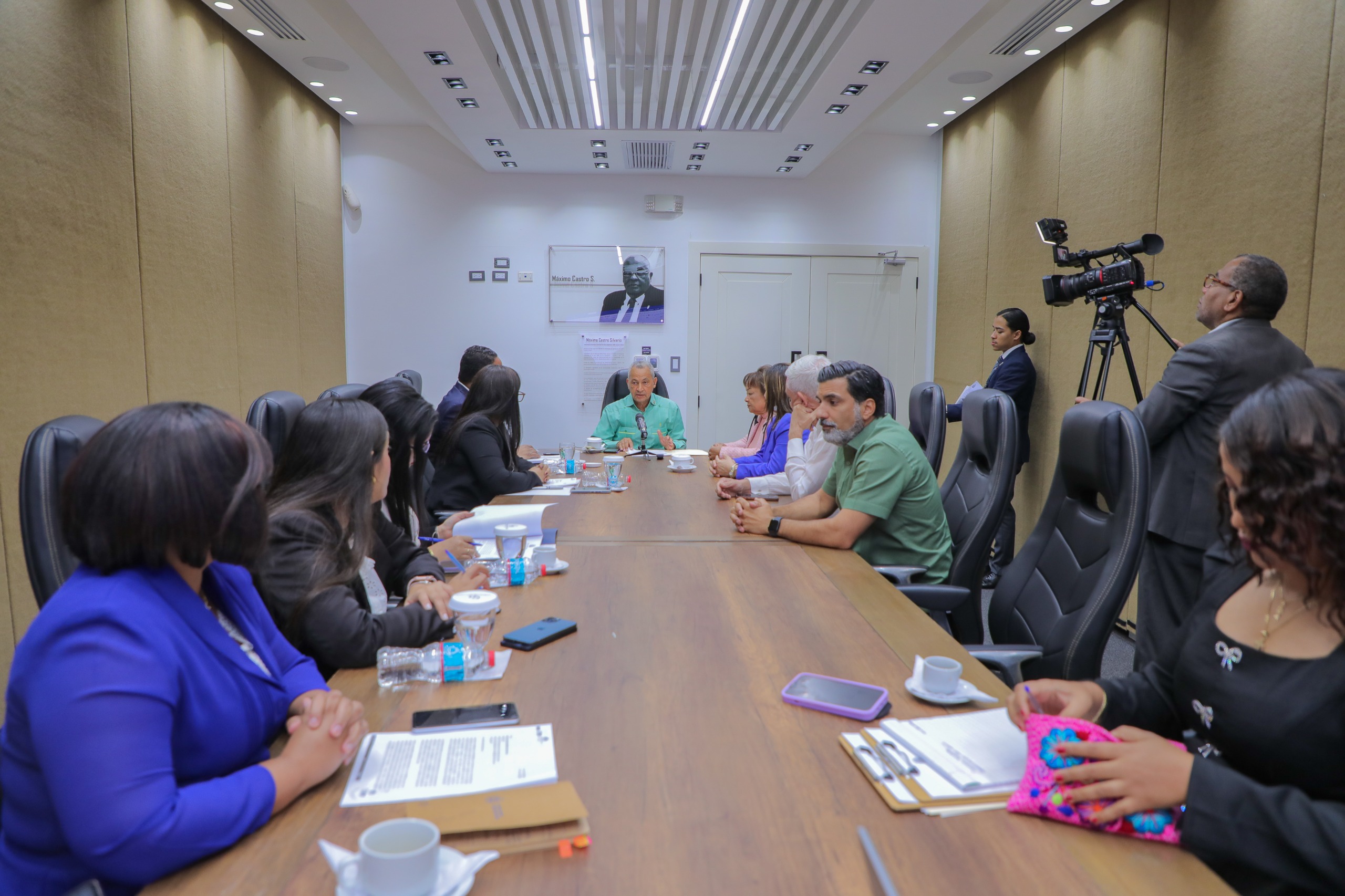 La Comisión Permanente de Derechos Humanos de la Cámara de Diputados sostuvo una reunión con el presidente del Consejo Nacional de Discapacidad (Conadis), Benny Mentz, y la directora de Estadísticas Demográficas, Sociales y Ambientales de la Oficina Nacional de Estadística (ONE), Mildred Martínez, para debatir el proyecto que busca modificar la Ley 5-13 sobre Discapacidad.