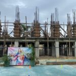 un mes para concluir el año escolar 2024-2025, cientos de padres del sector de Cristo Rey en el Distrito Nacional, manifestaron su preocupación por la paralización desde hace seis meses de los trabajos de construcción del edificio de la secundaria del Centro Educativo Parroquial Cristo Rey.