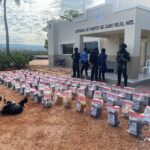 En una acción conjunta, la Dirección Nacional de Control de Drogas (DNCD), la Armada Dominicana (ARD) y la Fuerza Aérea (FARD), coordinados por miembros del Ministerio Público, incautaron un cargamento de 543 paquetes presumiblemente cocaína y marihuana, frente a las costas de la provincia Pedernales.