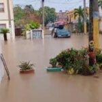 La Junta de Vecinos del residencial Villa Progreso del Este, en Los Trinitarios II, avenida Charles de Gaulle, solicitó al Ayuntamiento de Santo Domingo Este (ASDE) y a la Corporación del Acueducto y Alcantarillado de Santo Domingo (CAASD) la urgente intervención de un socavón cuyas grietas se están expandiendo peligrosamente hacia las inmediaciones de varios edificios.