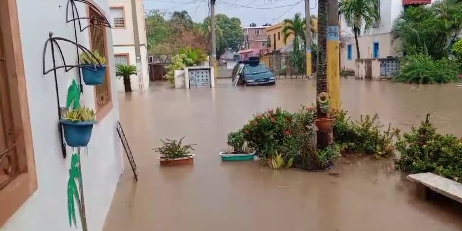 La Junta de Vecinos del residencial Villa Progreso del Este, en Los Trinitarios II, avenida Charles de Gaulle, solicitó al Ayuntamiento de Santo Domingo Este (ASDE) y a la Corporación del Acueducto y Alcantarillado de Santo Domingo (CAASD) la urgente intervención de un socavón cuyas grietas se están expandiendo peligrosamente hacia las inmediaciones de varios edificios.