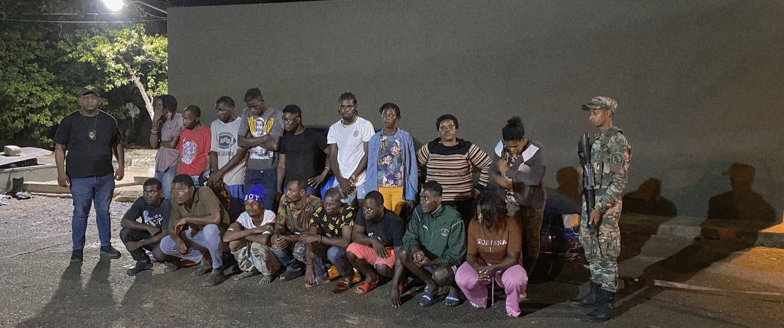 Un automóvil tipo sedán con 19 inmigrantes haitianos indocumentados fue detenido por militares del Ejército de Republica Dominicana en el sector Pueblo Nuevo, municipio Mao, provincia Valverde.