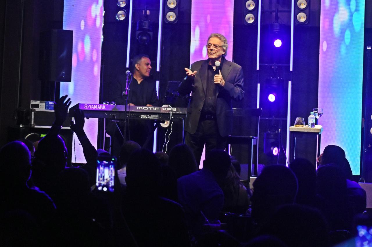 El cantautor español se emocionó con su repertorio romántico y anuncia segunda función por alta demanda.