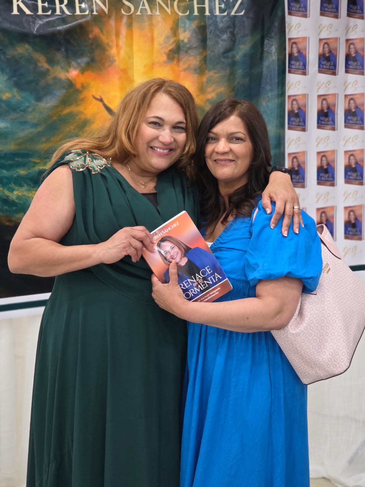 Keren Sánchez, autora del libro, junto a una de sus invitadas / Fuente externa.