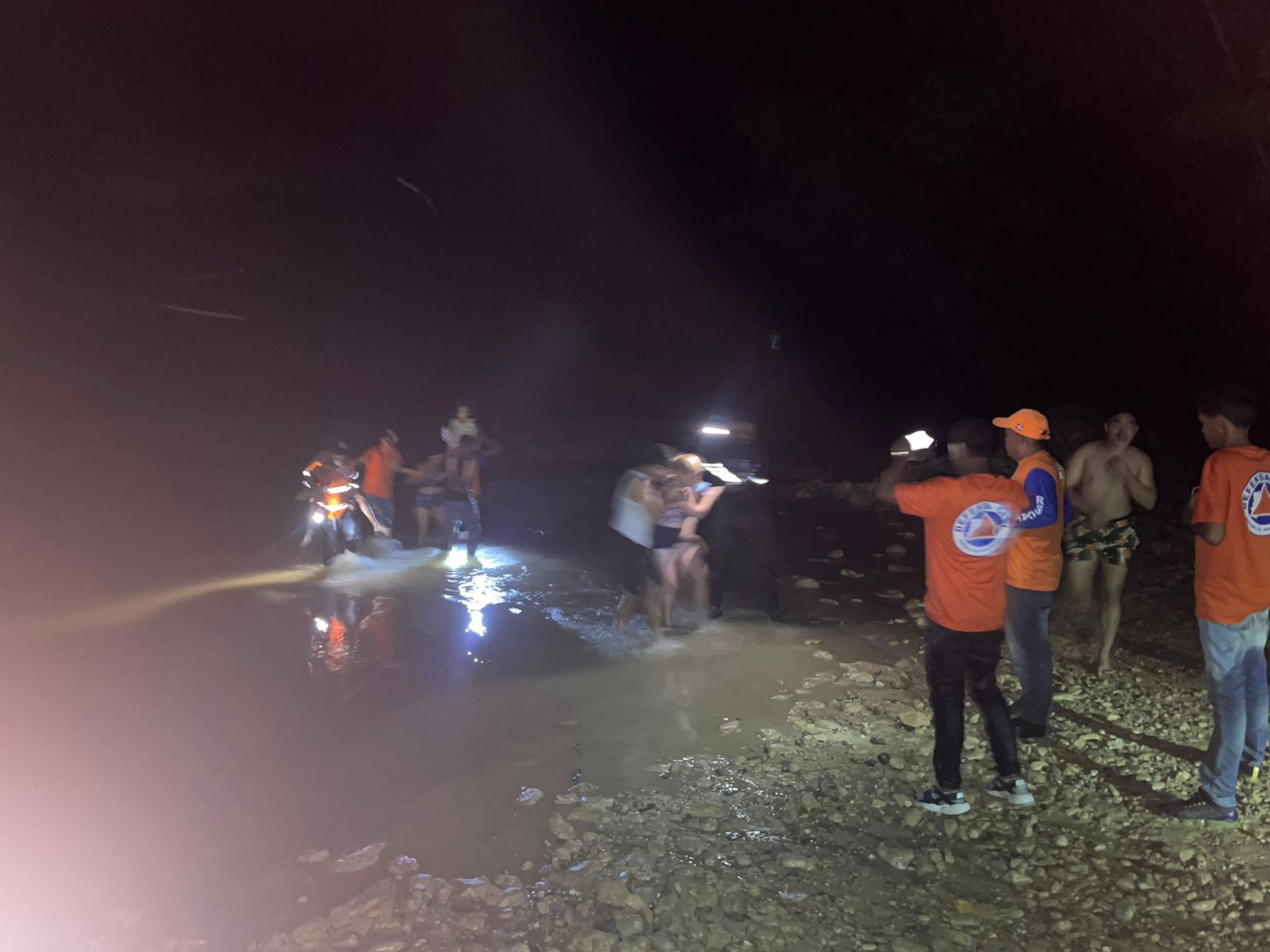 Defensa Civil rescata nueve personas que quedaron varadas en río El Paraíso en Moca