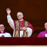 Robert Francis Prevost, de 69 años, es el 267.º ocupante del trono de San Pedro y será conocido como León XIV, nombre que eligió en homenaje a León XIII, autor de la encíclica Rerum novarum de 1891, que sentó las bases de la doctrina social de la Iglesia en el contexto de la primera revolución industrial.