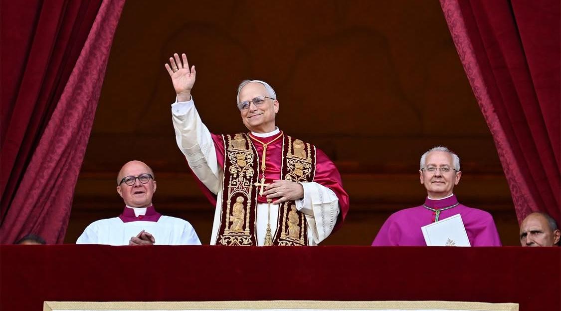Robert Francis Prevost, de 69 años, es el 267.º ocupante del trono de San Pedro y será conocido como León XIV, nombre que eligió en homenaje a León XIII, autor de la encíclica Rerum novarum de 1891, que sentó las bases de la doctrina social de la Iglesia en el contexto de la primera revolución industrial.