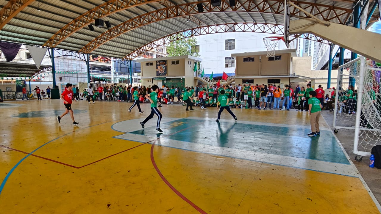 Con entusiasmo, energía y un espíritu competitivo enmarcado en la diversión y el trabajo en equipo, el Colegio Luis Muñoz Rivera celebró su tradicional Field Day, como parte de las actividades conmemorativas de su 93 aniversario.