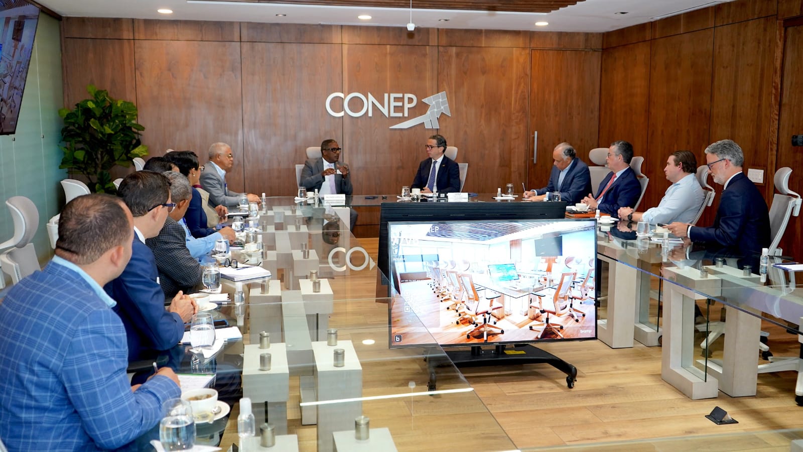 El director ejecutivo del Instituto Dominicano de Prevención y Protección de Riesgos Laborales (Idoppril), Agustín Burgos, sostuvo un encuentro con representantes del Consejo Nacional de la Empresa Privada (Conep), en procura de identificar posibles mejoras continuas para los afiliados y demás actores del sistema.