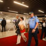 La vicepresidenta de la República Raquel Peña retornó al país tras concluir su agenda diplomática en el Vaticano, que incluyó la participación en la ceremonia de inicio del pontificado del papa León XIV