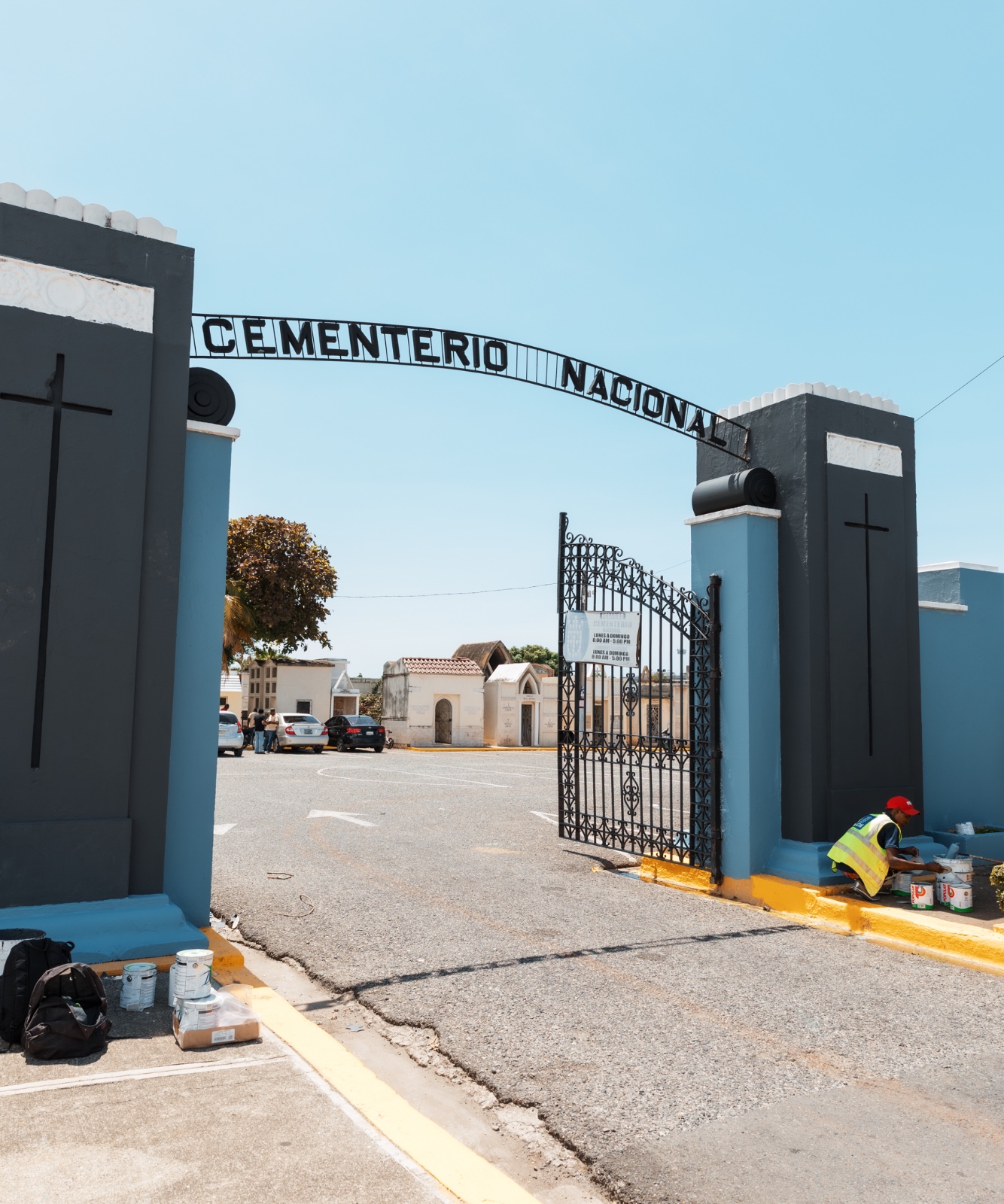 La Alcaldía del Distrito Nacional realiza un amplio operativo de reacondicionamiento de los principales cementerios de la capital, a propósito de celebración del Día de las Madres el próximo domingo 25, fecha en que muchas personas visitan los camposantos para recordar a las madres fallecidas.