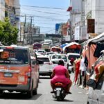 Casetas hechas de zinc, maniquíes en medio de las aceras, así como negocios de comerciantes que se adueñan de parte de la calle, forma parte del entorno de la antigua y reconocida avenida Duarte donde el bullicio y el desorden impera a pesar de que en 2023, la Alcaldía del Distrito Nacional inauguró el remozamiento de parte del espacio tras una inversión de RD$309 millones.