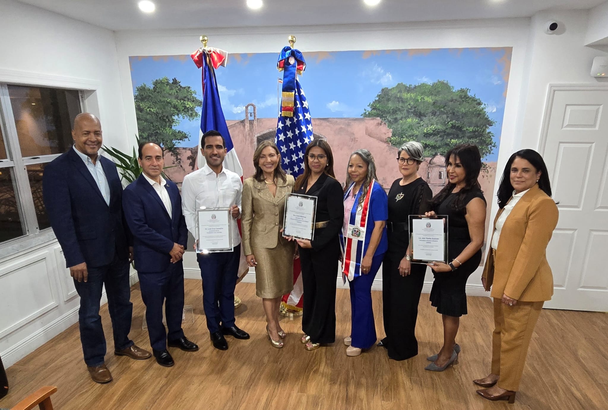 El Círculo de Periodistas de la Salud (Cipesa) juramentó la directiva de su filial en el estado de Florida, durante un acto realizado en el Salón de las Provincias del Consulado General de la República Dominicana en Miami, con el objetivo de consolidar su misión institucional en el ámbito internacional y ampliar su red de colaboración con periodistas y profesionales de la salud radicados en Estados Unidos.