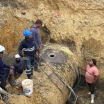 La avería, provocada por un camión de una empresa privada, mantiene suspendido el suministro de agua en varios sectores de Santo Domingo Este