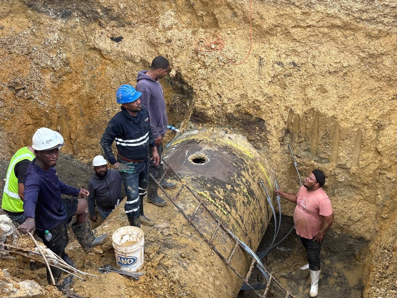La avería, provocada por un camión de una empresa privada, mantiene suspendido el suministro de agua en varios sectores de Santo Domingo Este