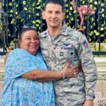 Licenciado Jeffrin G. Pacheco Reyes junto a su madre