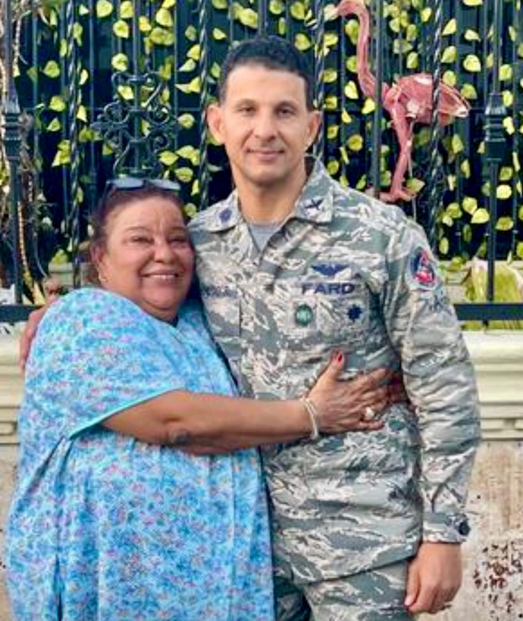 Licenciado Jeffrin G. Pacheco Reyes junto a su madre