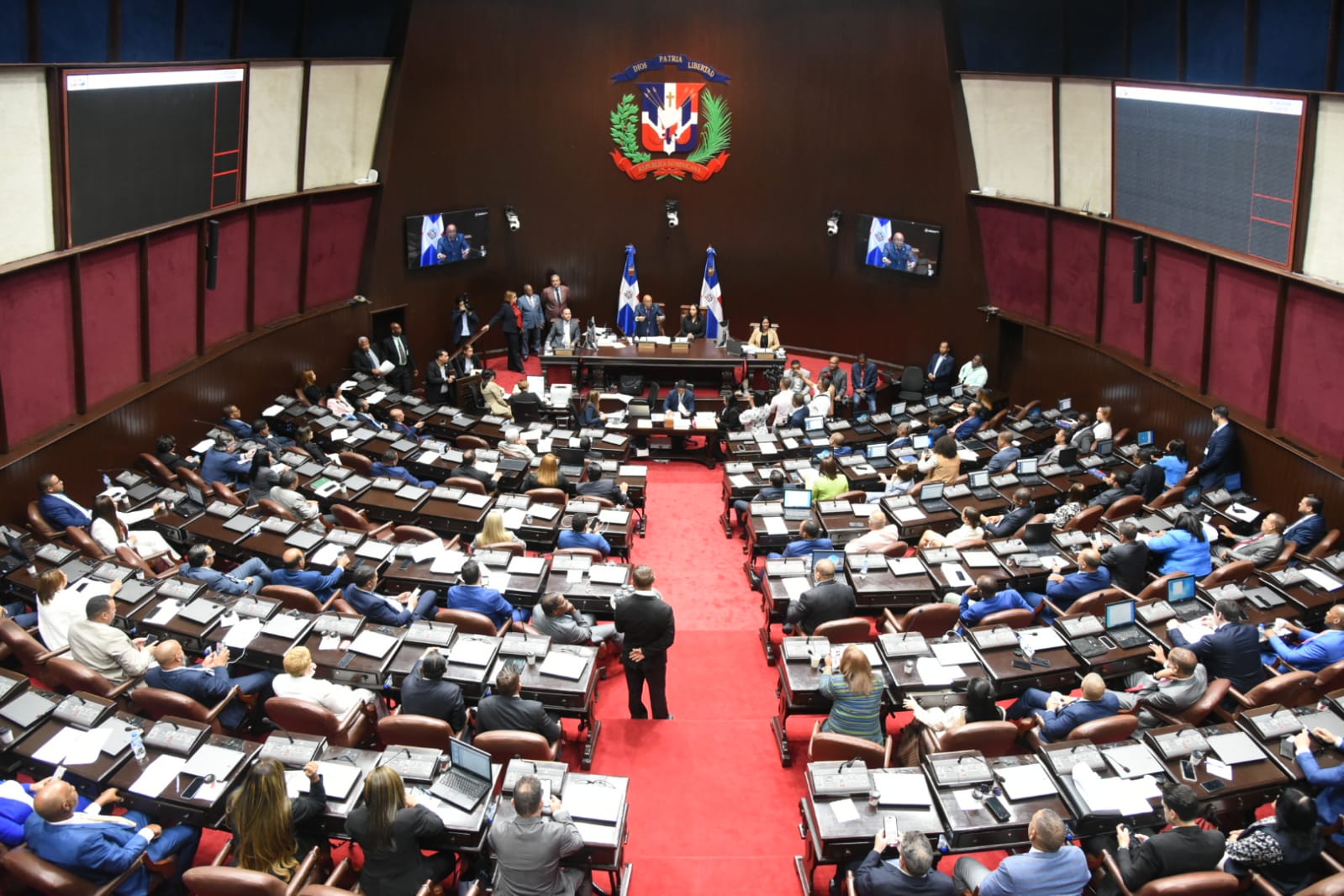 Expresó que entre esas iniciativas están el Código Penal, la Ley de Deportes, la Ley de Alquileres y otras importantes iniciativas que deben ser aprobadas antes de que concluya la presente legislatura.