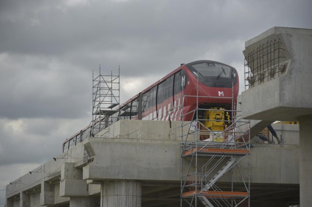 Desde el inicio de la obra, desde el Gobierno Central han prometido integrar a los choferes tradicionales como alimentadores del nuevo sistema, es decir, que las rutas existentes serían reorganizadas para llevar pasajeros hacia las estaciones del Monorriel.