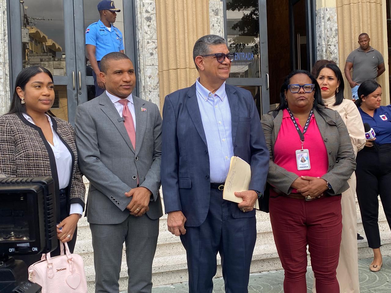 Periodista Vargavila Riverón se querella contra Ángel Martínez por difamación y violación a la Ley 53-07