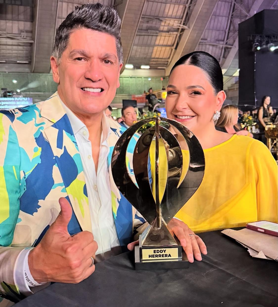 Esta noche, los dominicanos siguen haciendo historia en la gala de los Premios Heat 2025, celebrada en el Coliseo Iván de Bedout de Medellín, Colombia.