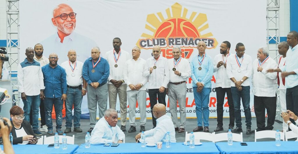 Ángel De la Cruz recibe una placa reconocimiento de los directivos del club Renacer, Roberto Ramírez y Gilberto De la Cruz, junto a otras personalidades.