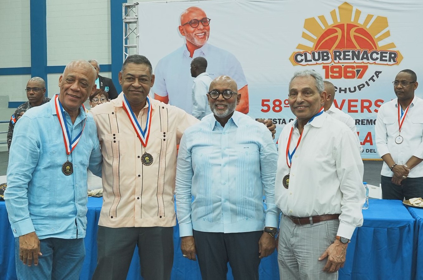 Ángel De la Cruz, al centro, junto a los Inmortales del Deporte en baloncesto, José -Boyón- Domínguez, Víctor Hansen y Manolito Prince.
