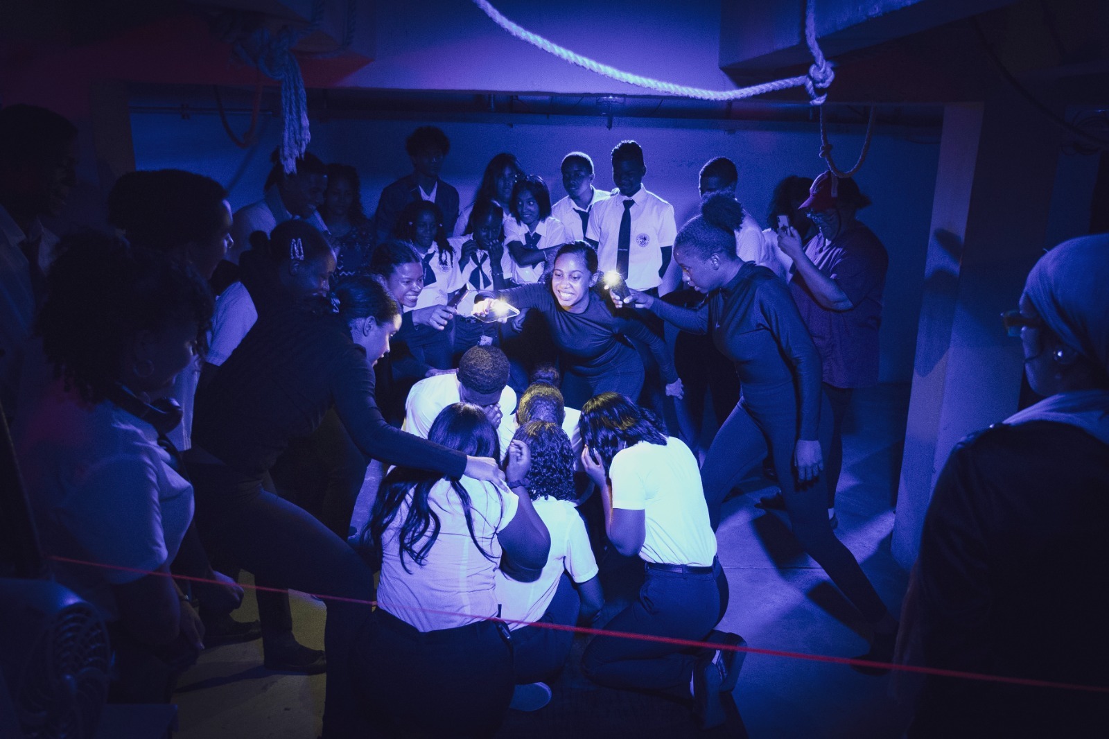 Estudiantes del Centro Educativo en Artes Prof. Adelaida Mercedes Acosta se sumergen en la obra teatral "El Foso" / Fuente externa